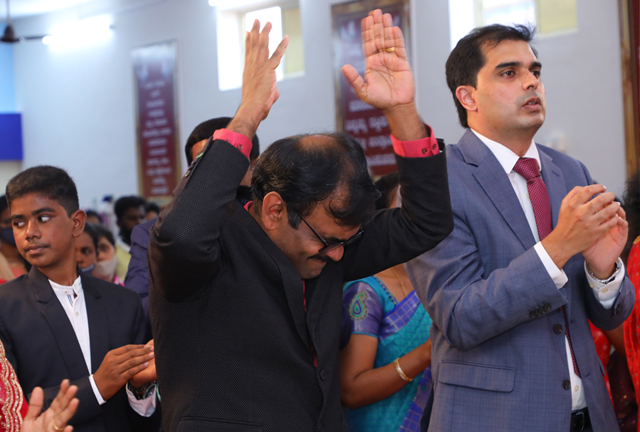 Grace Ministry Celebrates Christmas 2021 with Pomp and Grandeur on 17th Friday, December at its Prayer centre in Valachil, Mangalore. Hundreds gathered at the program and celebrated Xmas with Bro Andrew Richard and family.  